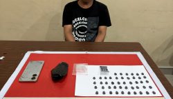 Tersangka AH (42) bersama barang bukti Sebanyak 46 (empat puluh enam) butir Pil Ekstasi seberat 28,7 (dua puluh delapan koma tujuh) gram. Tertangkap di kawasan Jalan Eka Sandehan pada Hari Minggu (4/5/2025). Foto : Humas Polresta Pky