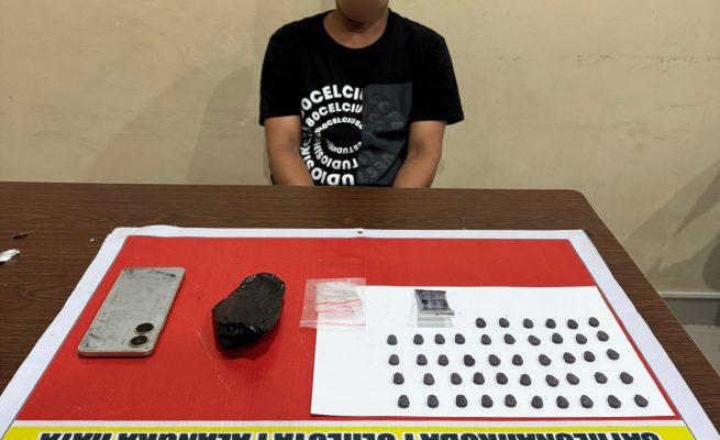 Tersangka AH (42) bersama barang bukti Sebanyak 46 (empat puluh enam) butir Pil Ekstasi seberat 28,7 (dua puluh delapan koma tujuh) gram. Tertangkap di kawasan Jalan Eka Sandehan pada Hari Minggu (4/5/2025). Foto : Humas Polresta Pky