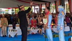 Ketua Umum DPP Gerdayak Hadiri Perayaan HUT ke-68 Kalteng, Sekaligus Pasangkan Duhung untuk Gubernur Saat Penganugerahan Gelar Adat