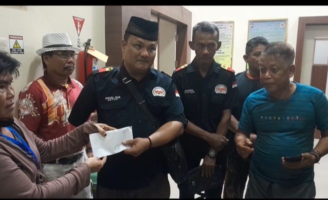 Paguyuban Saiyo Sakato Bantu Warga Jangkang Yang Tertimpa Kayu