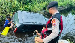 Belajar Mengemudi Berujung Kecelakaan, Wanita Luka Ringan Usai Mobil Masuk Parit