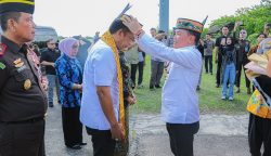 Gubernur Agustiar Sambut Kajati Baru Kalteng dengan Prosesi Adat Dayak