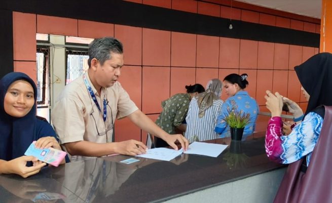 BSU Kemnaker 2025 Bisa Dicairkan di Kantor Pos, Syarat Cukup Bawa KTP