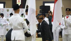 Momen Haru Saat Gubernur Agustiar Kukuhkan Pasukan Pengibar Sang Saka Merah Putih