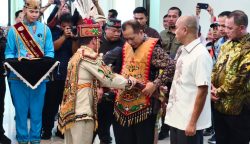 Gubernur Agustiar Sambut Menkop dan JAM-Intel dengan Prosesi Adat Dayak di Kalteng