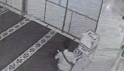 Aksi Nekat Seperti Spiderman, Pencuri Masuk Masjid Lewat Tralis dan Gondol Kotak Amal