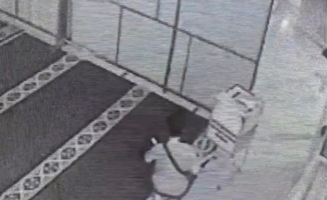 Aksi Nekat Seperti Spiderman, Pencuri Masuk Masjid Lewat Tralis dan Gondol Kotak Amal