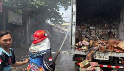 Truk Bermuatan Kardus Makanan Ringan Terbakar di Kawasan Pasar Besar, Diduga Berawal dari Bagian Belakang Kendaraan