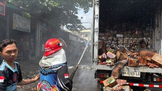 Truk Bermuatan Kardus Makanan Ringan Terbakar di Kawasan Pasar Besar, Diduga Berawal dari Bagian Belakang Kendaraan