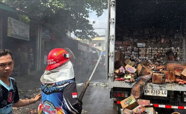 Truk Bermuatan Kardus Makanan Ringan Terbakar di Kawasan Pasar Besar, Diduga Berawal dari Bagian Belakang Kendaraan