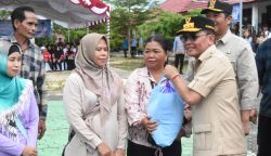 Tinjau Pasar Murah dan Pendidikan, Gubernur Agustiar Serukan Kebersamaan dan Kearifan Lokal kepada Pelajar Muara Teweh