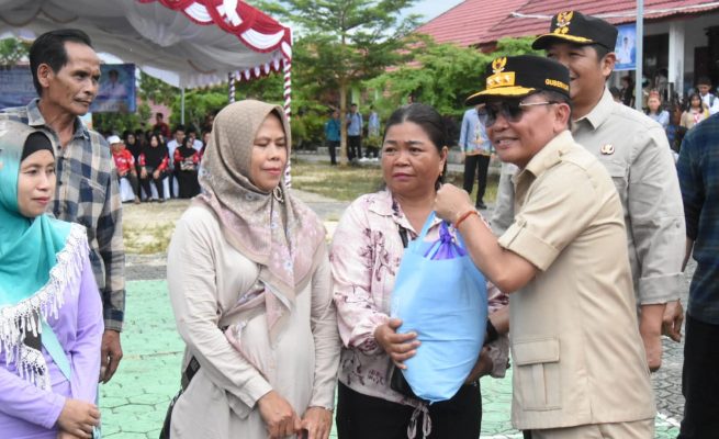 Tinjau Pasar Murah dan Pendidikan, Gubernur Agustiar Serukan Kebersamaan dan Kearifan Lokal kepada Pelajar Muara Teweh