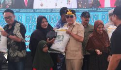 Gubernur Agustiar Serahkan Bantuan Presiden dan Subsidi Sembako Besar-Besaran untuk Warga Menjelang Nataru