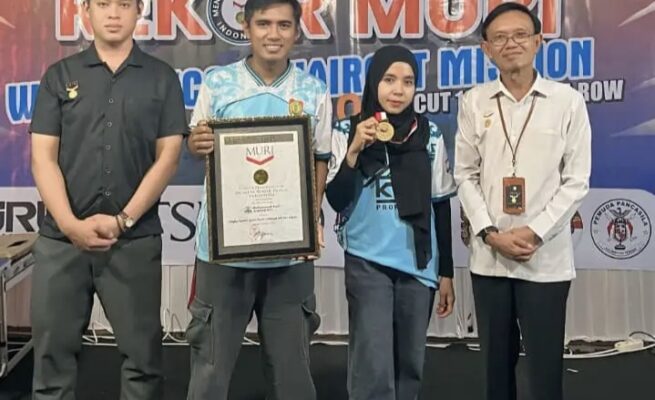 12 Jam Tanpa Henti, Aksi Cukur Rambut di Bundaran Besar Palangka Raya Pecahkan Rekor MURI