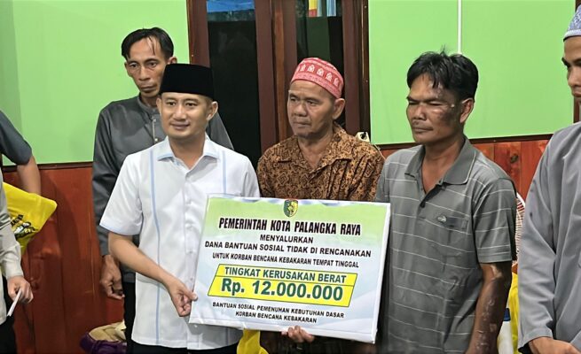 Wali Kota Fairid Naparin Silaturahmi ke Korban Kebakaran Komplek Mendawai, Salurkan Santunan hingga Rp12 Juta per Rumah