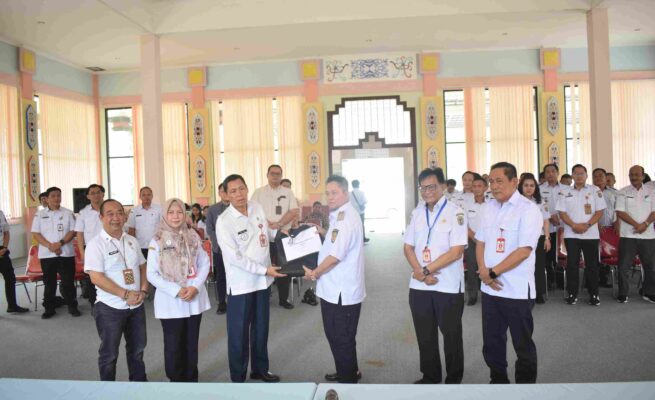 Pemprov Kalteng Serahkan Bantuan Kartu Huma Betang Sejahtera kepada Keluarga Penerima Manfaat di Kabupaten Katingan