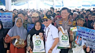 Gubernur Agustiar Salurkan Bantuan Pangan Presiden, Pasar Murah hingga BLT KHBS untuk Warga Kotawaringin Barat