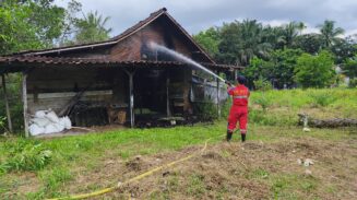 Kebakaran Rumah Kosong di Jalan Matal Palangka Raya, Api Diduga Berasal dari Kasur Bekas, Kerugian Capai Rp5 Juta