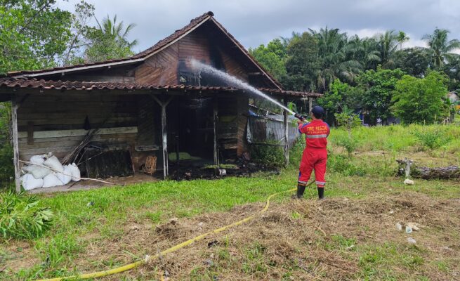 Kebakaran Rumah Kosong di Jalan Matal Palangka Raya, Api Diduga Berasal dari Kasur Bekas, Kerugian Capai Rp5 Juta