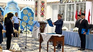 Penguatan Kepemimpinan Birokrasi, Gubernur Agustiar Lantik Linae Victoria Aden sebagai Pj Sekda Kalteng