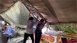 Diterjang Angin Kencang, Beberapa Lapak Pasar Ramadan di AIS Nasution Roboh
