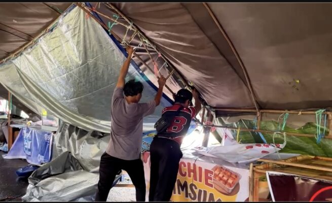 Diterjang Angin Kencang, Beberapa Lapak Pasar Ramadan di AIS Nasution Roboh