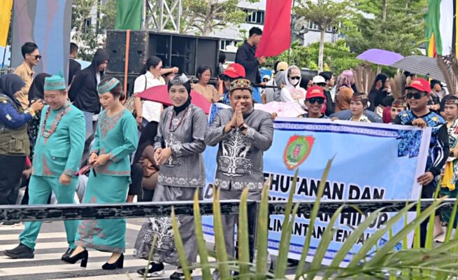 Dishut Kalteng turut memeriahkan Karnaval Budaya dalam rangka Festival Budaya Isen Mulang (FBIM) 2026 yang dipusatkan di kawasan Bundaran Besar, Kota Palangka Raya.