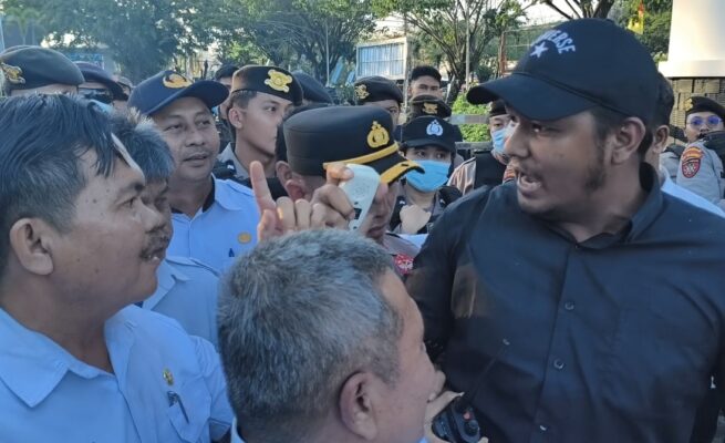 Demo Proyek Jalur Biru di Dinas PUPR Kalteng Berakhir Ricuh, Massa dan Pejabat Saling Adu Mulut