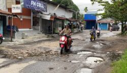 Warga Keluhkan Jalan Rusak di Komplek Mendawai, Akses ke Pasar Kahayan Tak Kunjung Diperbaiki