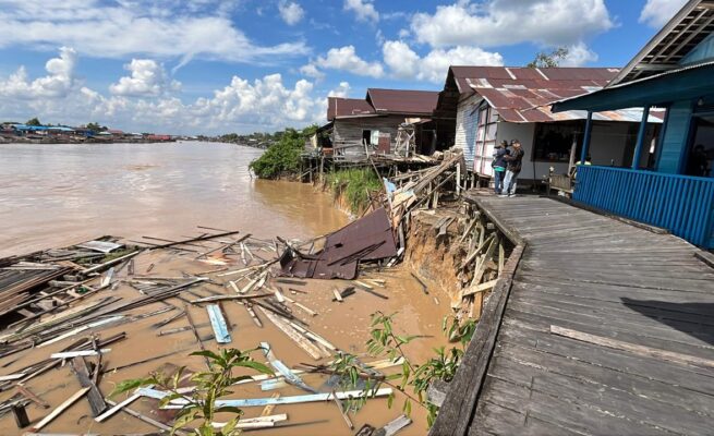 Ablasi Sungai Kahayan Kembali Mengganas, Dua Bangunan di Palangka Raya Ambruk