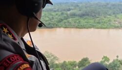 Kapolda Kalteng Pantau dari Udara Pencarian Dua Anggota Polri yang Hilang di Sungai Katingan