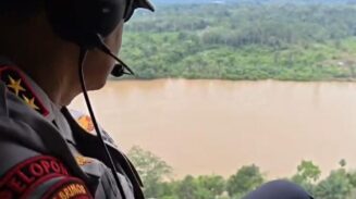 Kapolda Kalteng Pantau dari Udara Pencarian Dua Anggota Polri yang Hilang di Sungai Katingan