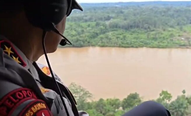 Kapolda Kalteng Pantau dari Udara Pencarian Dua Anggota Polri yang Hilang di Sungai Katingan