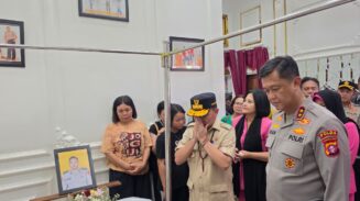 Kapolda dan Gubernur Kalteng Melayat ke Rumah Duka Aiptu Anumerta Yudhi Perdana Putra, Kapolri Naikkan Pangkat dan Berikan Perhatian kepada Keluarga