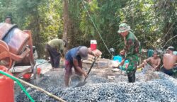 Babinsa dan Warga Kelurahan Marang Bahu-Membahu Selesaikan Pembangunan Jembatan Armco