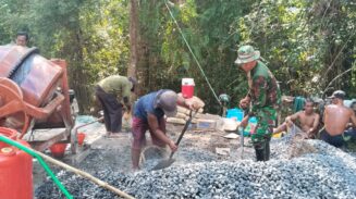 Babinsa dan Warga Kelurahan Marang Bahu-Membahu Selesaikan Pembangunan Jembatan Armco