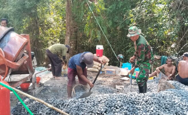 Babinsa dan Warga Kelurahan Marang Bahu-Membahu Selesaikan Pembangunan Jembatan Armco