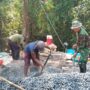 Babinsa dan Warga Kelurahan Marang Bahu-Membahu Selesaikan Pembangunan Jembatan Armco