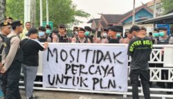 Kecewa GM PLN Absen, Aliansi 'Gerakan Palangka Raya Gelap' Pasangi Gerbang PLN dengan Spanduk Protes dan Ancam Aksi Lebih Besar Besok