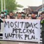 Kecewa GM PLN Absen, Aliansi 'Gerakan Palangka Raya Gelap' Pasangi Gerbang PLN dengan Spanduk Protes dan Ancam Aksi Lebih Besar Besok