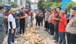 Aksi Jilid II Gerakan Palangka Raya Gelap, Peternak Ayam Buang Bangkai di Kantor PLN Usai Alami Kerugian Besar Akibat Listrik Padam
