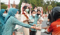 Tekan Risiko Dampak Kabut Asap, Ketua TP PKK Kalteng Aisyah Thisia Agustiar Sabran Turun Langsung Bagikan Ribuan Masker