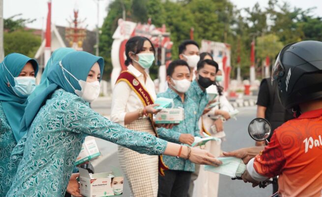 Tekan Risiko Dampak Kabut Asap, Ketua TP PKK Kalteng Aisyah Thisia Agustiar Sabran Turun Langsung Bagikan Ribuan Masker