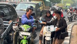 Meriahkan HUT Ke-81 RI, BEMKA Kalteng Bagikan Masker Untuk Masyarakat Terdampak Kabut Asap dan Gelar Lomba Domino Antar Jurnalis