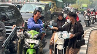 Meriahkan HUT Ke-81 RI, BEMKA Kalteng Bagikan Masker Untuk Masyarakat Terdampak Kabut Asap dan Gelar Lomba Domino Antar Jurnalis