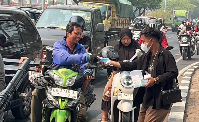 Meriahkan HUT Ke-81 RI, BEMKA Kalteng Bagikan Masker Untuk Masyarakat Terdampak Kabut Asap dan Gelar Lomba Domino Antar Jurnalis