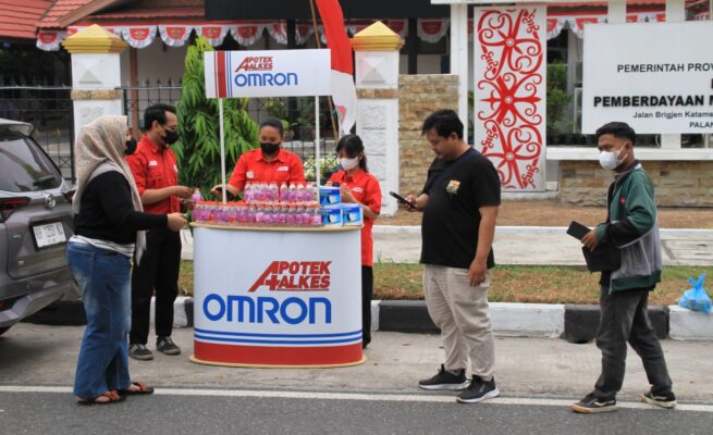 Apotek Alkes dan Bemka Kalteng Bagikan Masker dan Vitamin Gratis untuk Warga Terdampak Kabut Asap