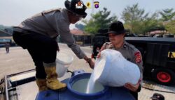 Satbrimob Polda Kalteng Uji Coba Powder Pemutus Api untuk Atasi Karhutla di Palangka Raya