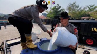 Satbrimob Polda Kalteng Uji Coba Powder Pemutus Api untuk Atasi Karhutla di Palangka Raya