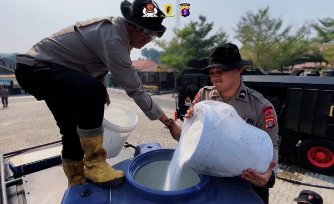 Satbrimob Polda Kalteng Uji Coba Powder Pemutus Api untuk Atasi Karhutla di Palangka Raya